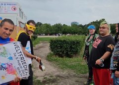 Superman & Captain Future beim Plakate kleben für die Demo am 05.08.23 in Berlin